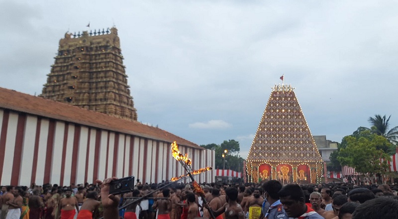 சப்பரத்தில் எழுந்தருளி வீதியுலா வந்தார் நல்லூர் கந்தன்